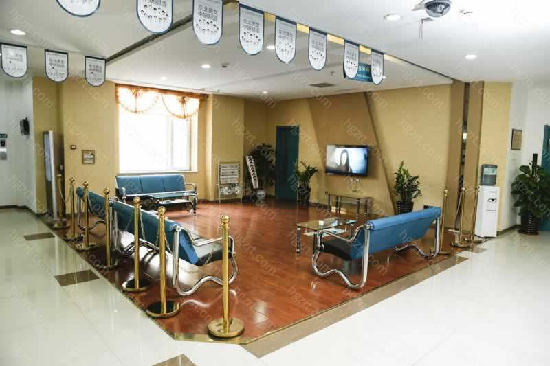 服贴心服务、临床的整形美容团队、数十台整形美容仪器、无菌手术室等