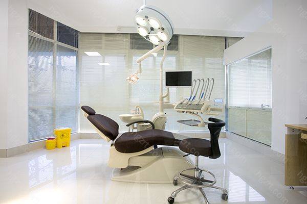 修复科、正畸科、种植中心、儿童口腔科、牙周科是家鸿口腔的特色科室