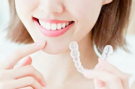 透明的牙套真的是在无形中改善了牙齿的问题