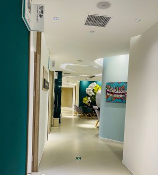北京维乐口腔医院明亮的走廊